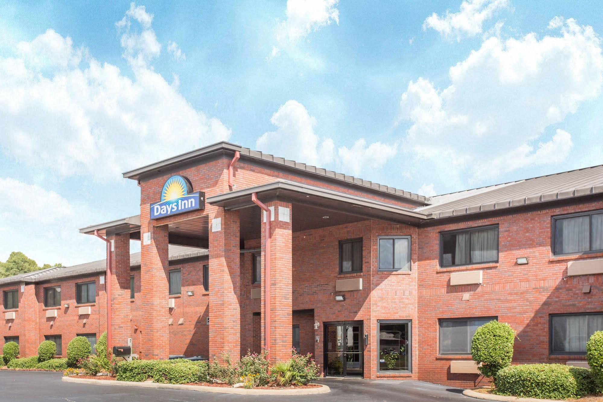 Days Inn By Wyndham Phenix City Near Fort Moore Esterno foto