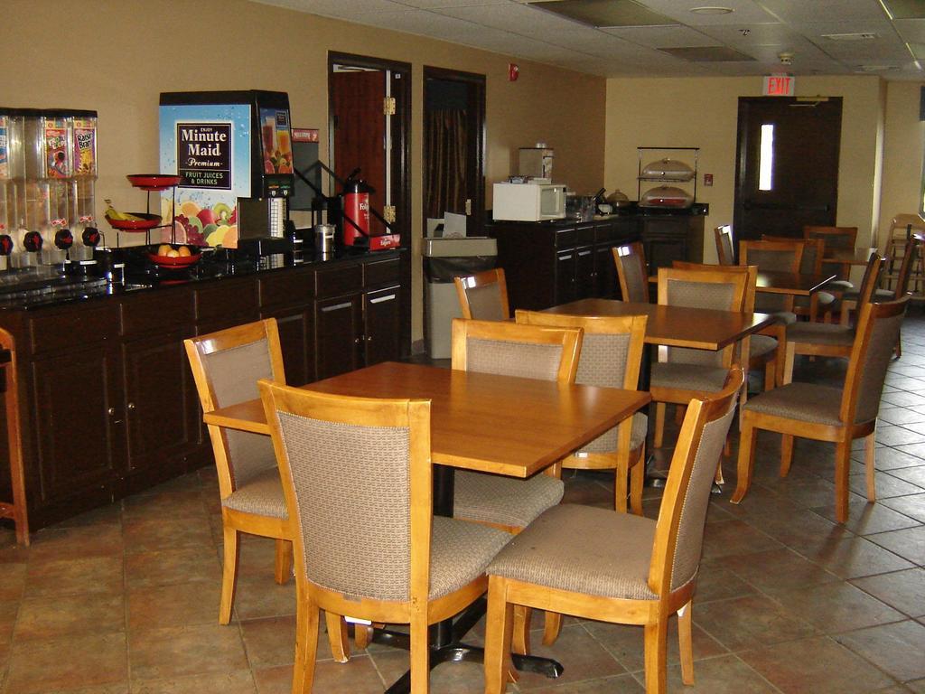 Days Inn By Wyndham Phenix City Near Fort Moore Esterno foto
