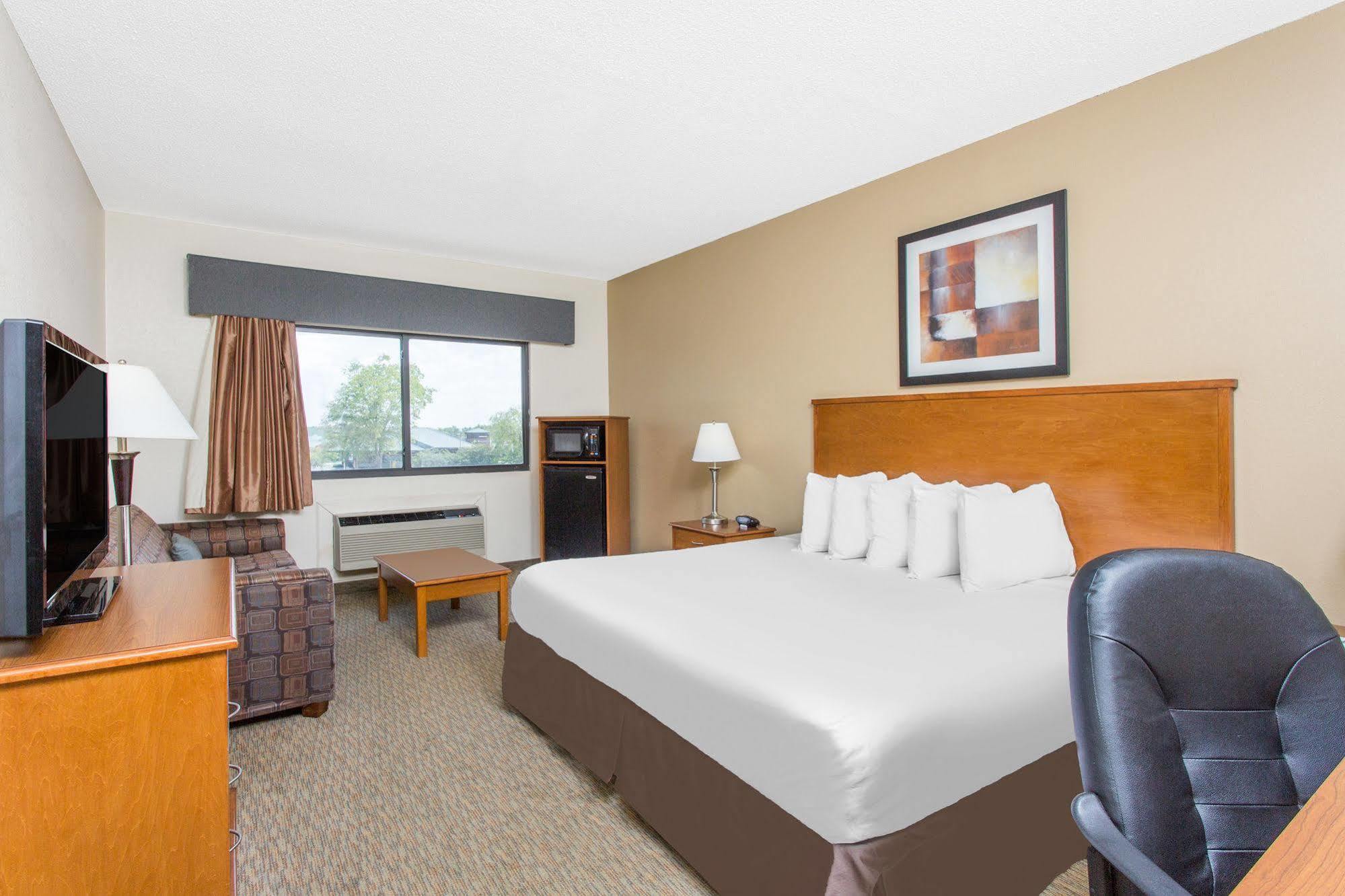 Days Inn By Wyndham Phenix City Near Fort Moore Esterno foto