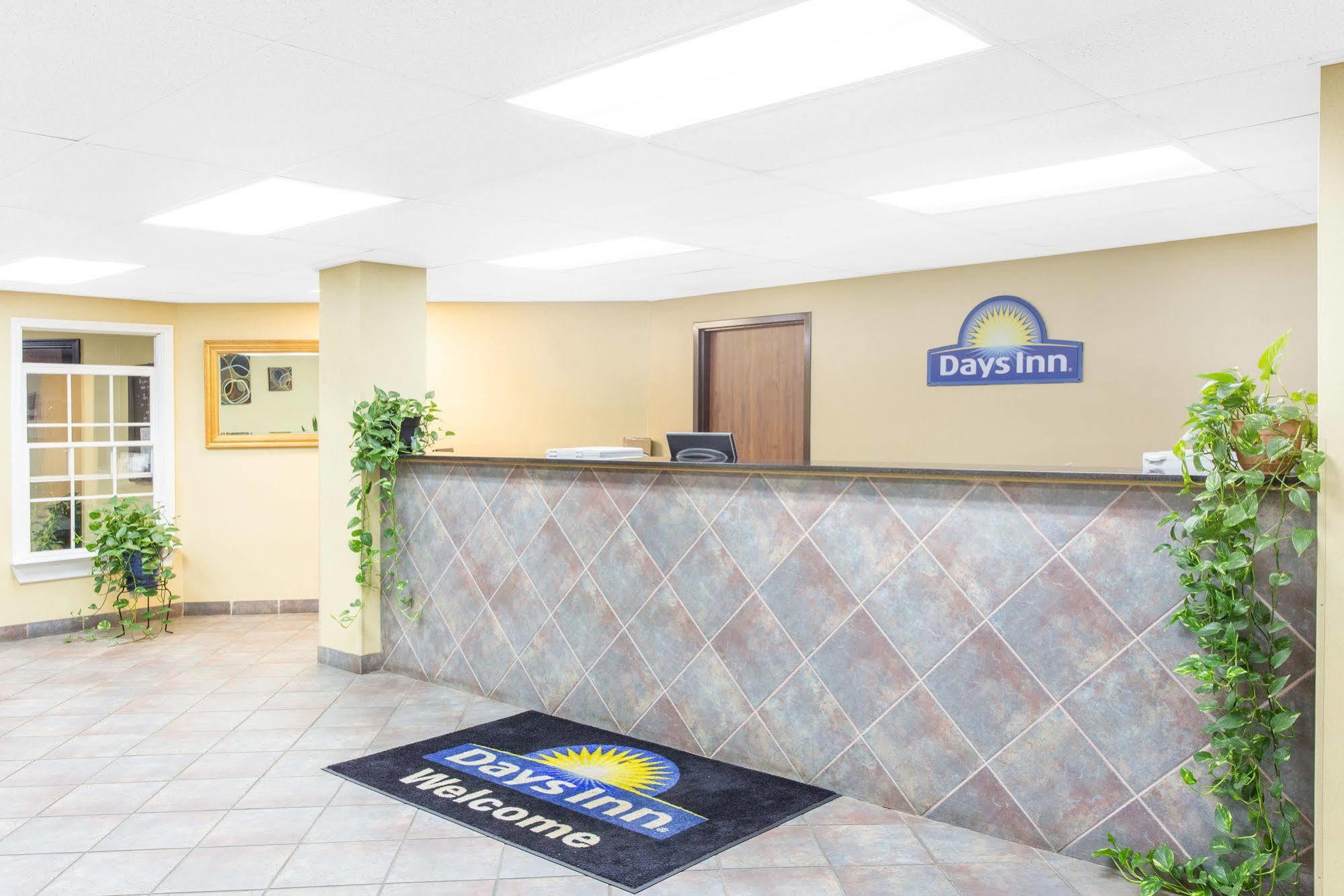 Days Inn By Wyndham Phenix City Near Fort Moore Esterno foto